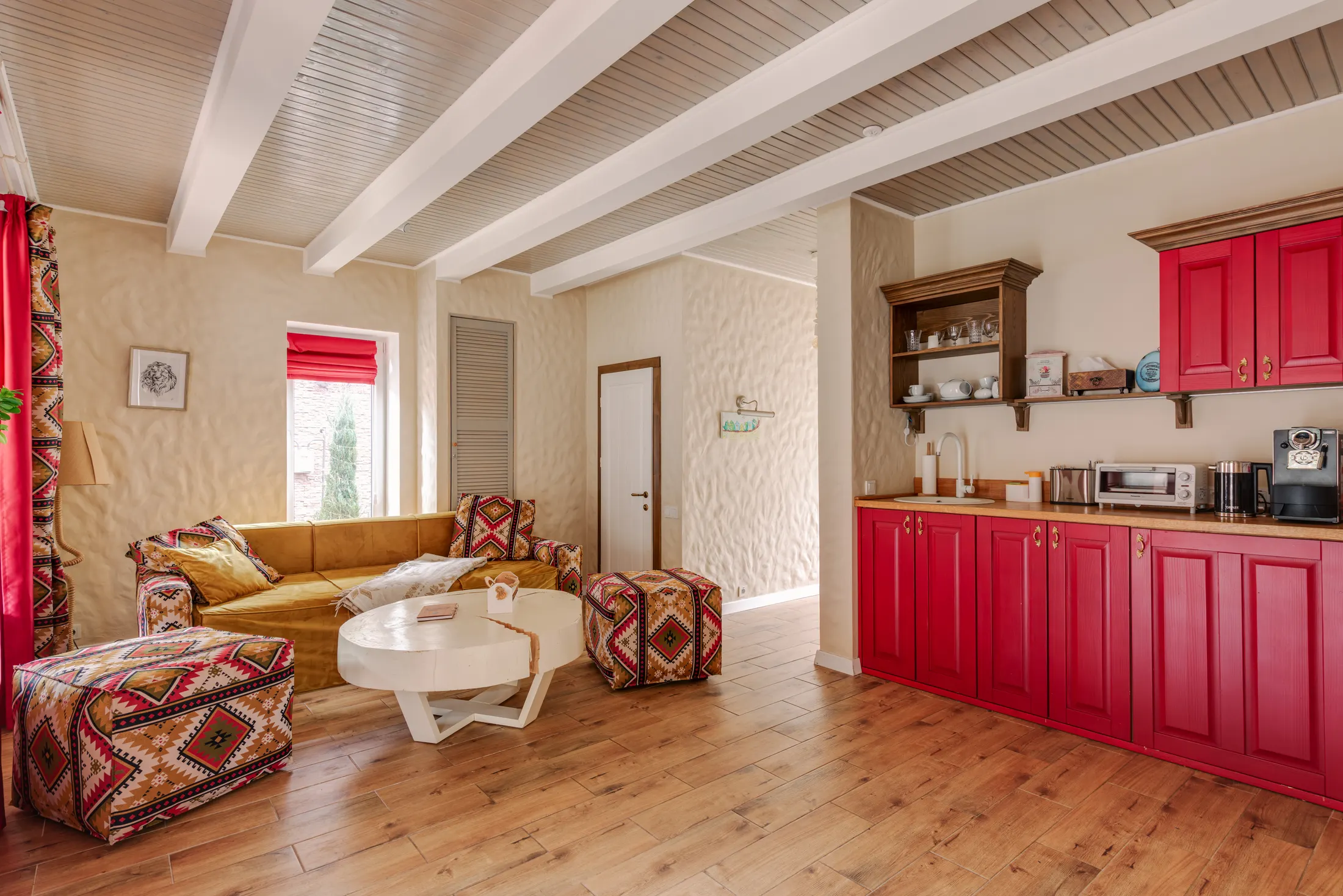 Warmer Wohnraum eines Chalets mit Holzdecke und Sitzbereich